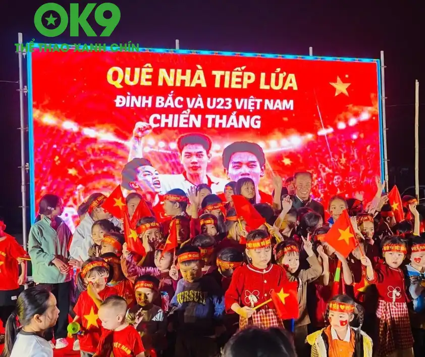 Hình ảnh bà con quê hương Đình Bắc cổ vũ ở trận đấu với U23 Trung Quốc. Hình ảnh bà con quê hương Đình Bắc cổ vũ ở trận đấu với U23 Trung Quốc.