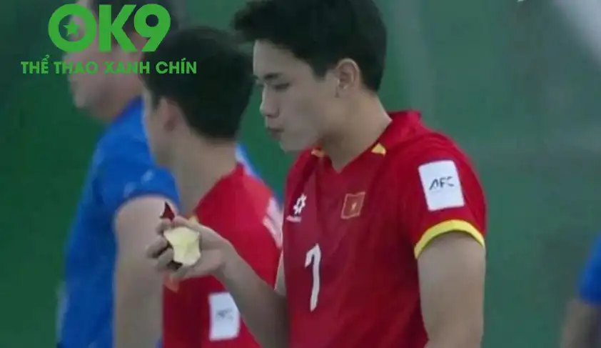 Khoảnh khắc ăn táo gây sốt của Đình Bắc sau trận thắng Jordan. Khoảnh khắc ăn táo gây sốt của Đình Bắc sau trận thắng Jordan.