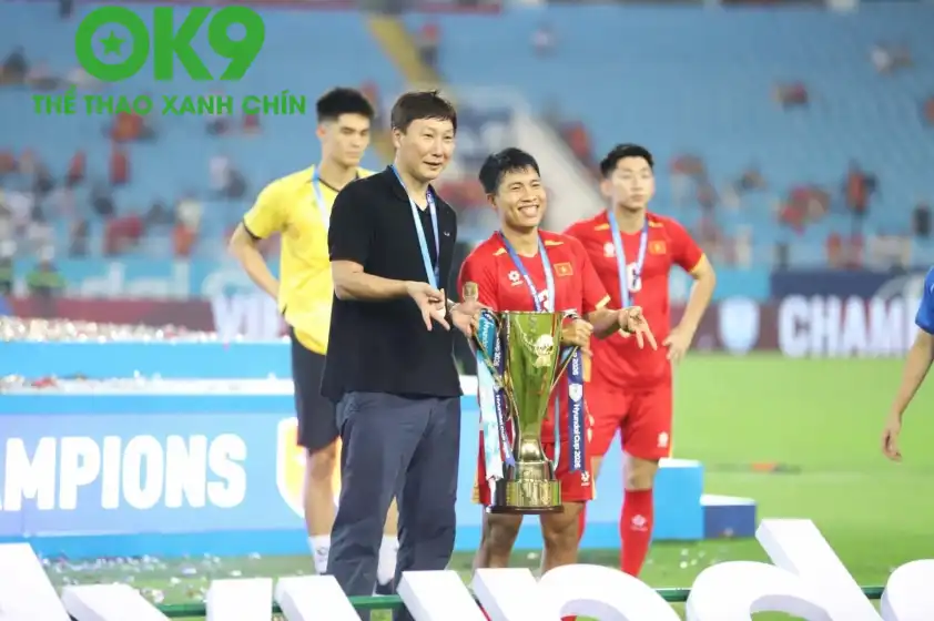 HLV Kim Sang Sik giúp Việt Nam lần đầu vô địch AFF Cup hai kỳ liên tiếp HLV Kim Sang Sik giúp Việt Nam lần đầu vô địch AFF Cup hai kỳ liên tiếp