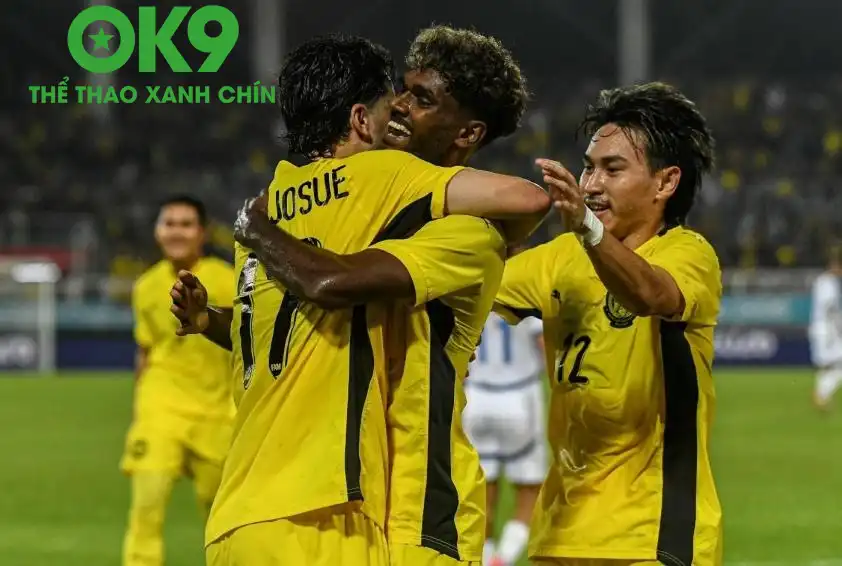 Tương tự Đình Bắc, Pavithran (chính giữa) là ngôi sao đang lên của bóng đá Malaysia Tương tự Đình Bắc, Pavithran (chính giữa) là ngôi sao đang lên của bóng đá Malaysia